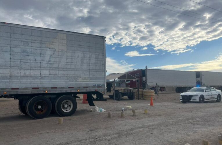 Rescatan a 73 migrantes que viajaban en caja de tráiler en Sonora