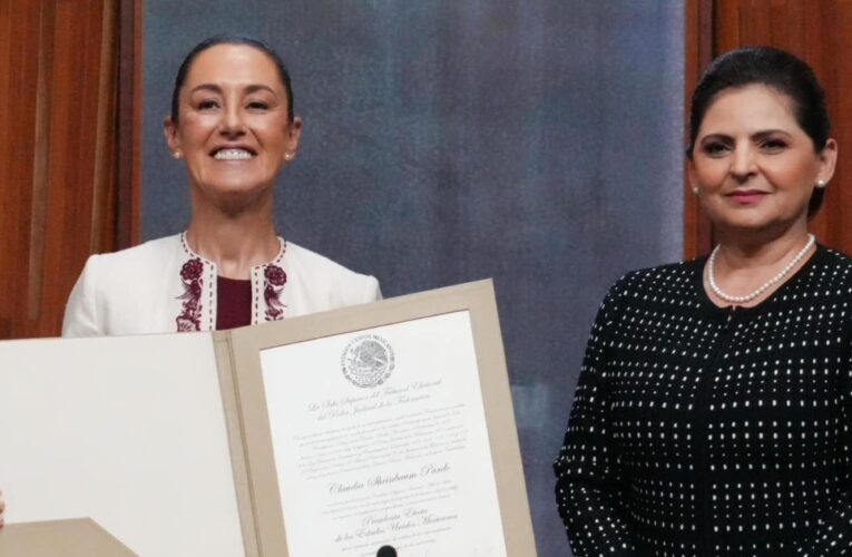 Aplaude AMLO mensaje de Sheinbaum a mujeres al recibir constancia de presidenta electa