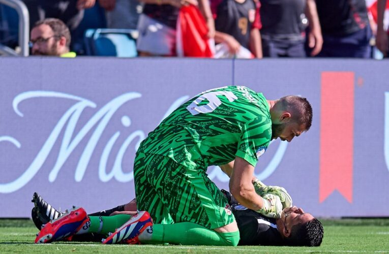 Se desmaya abanderado en partido de la Copa América