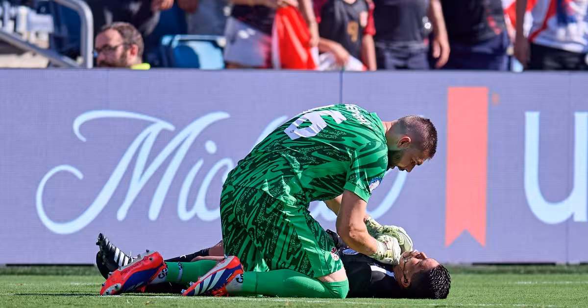 Se desmaya abanderado en partido de la Copa América