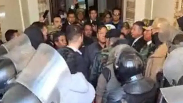 Militares se retiran de la casa de Gobierno en Bolivia tras ‘intento de golpe de Estado’