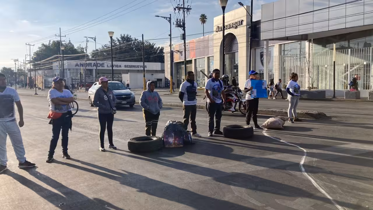 Manifestantes bloquean calzada Ermita Iztapalapa y la Viga