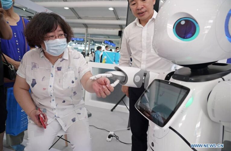 China abrió un hospital que es atendido por robots para evitar infecciones