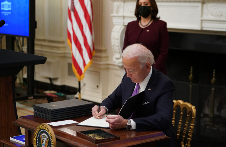 Joe Biden firma orden ejecutiva para restringir migración indocumentada en la frontera; entró en vigor anoche y acelerarán deportaciones