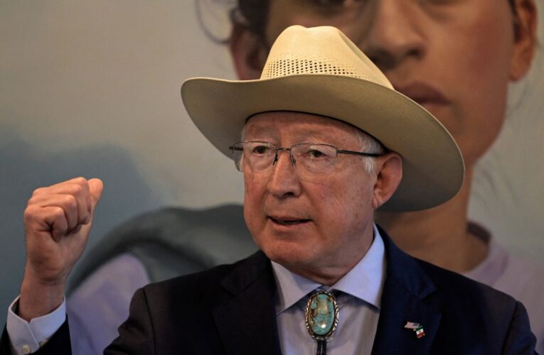 Ken Salazar expresa su postura a favor de la reforma judicial