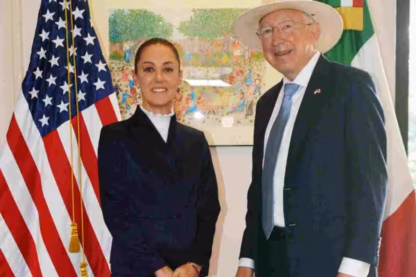 Ken Salazar exhorta a Sheinbaum a escuchar a la oposición y a la sociedad civil