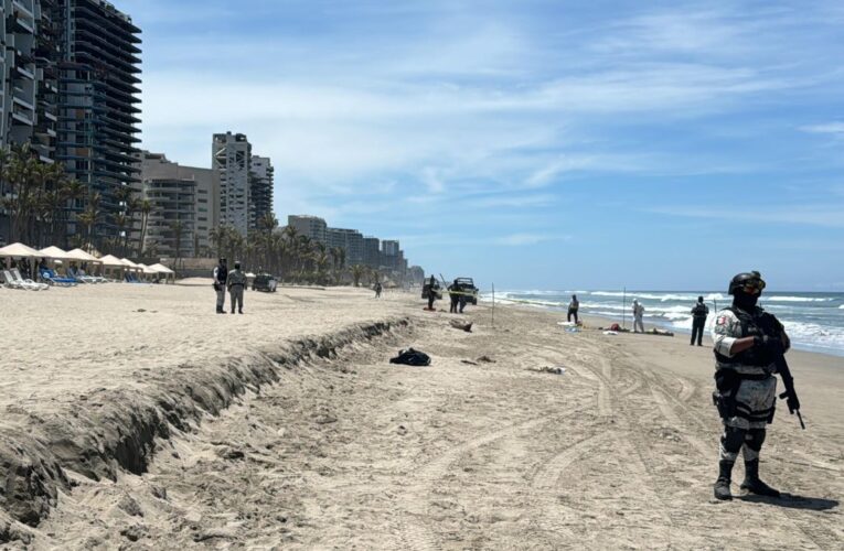 Olas del mar arrastran dos cuerpos hasta playa Revolcadero en Acapulco