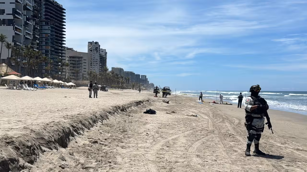 Olas del mar arrastran dos cuerpos hasta playa Revolcadero en Acapulco