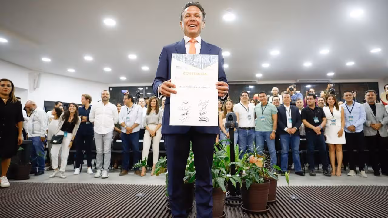 Pablo Lemus recibe constancia como gobernador electo de Jalisco