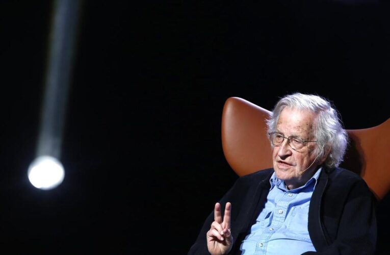 Paradójico: Noam Chomsky, el crítico acérrimo de los medios y las fake news, fue víctima de una noticia falsa sobre su muerte