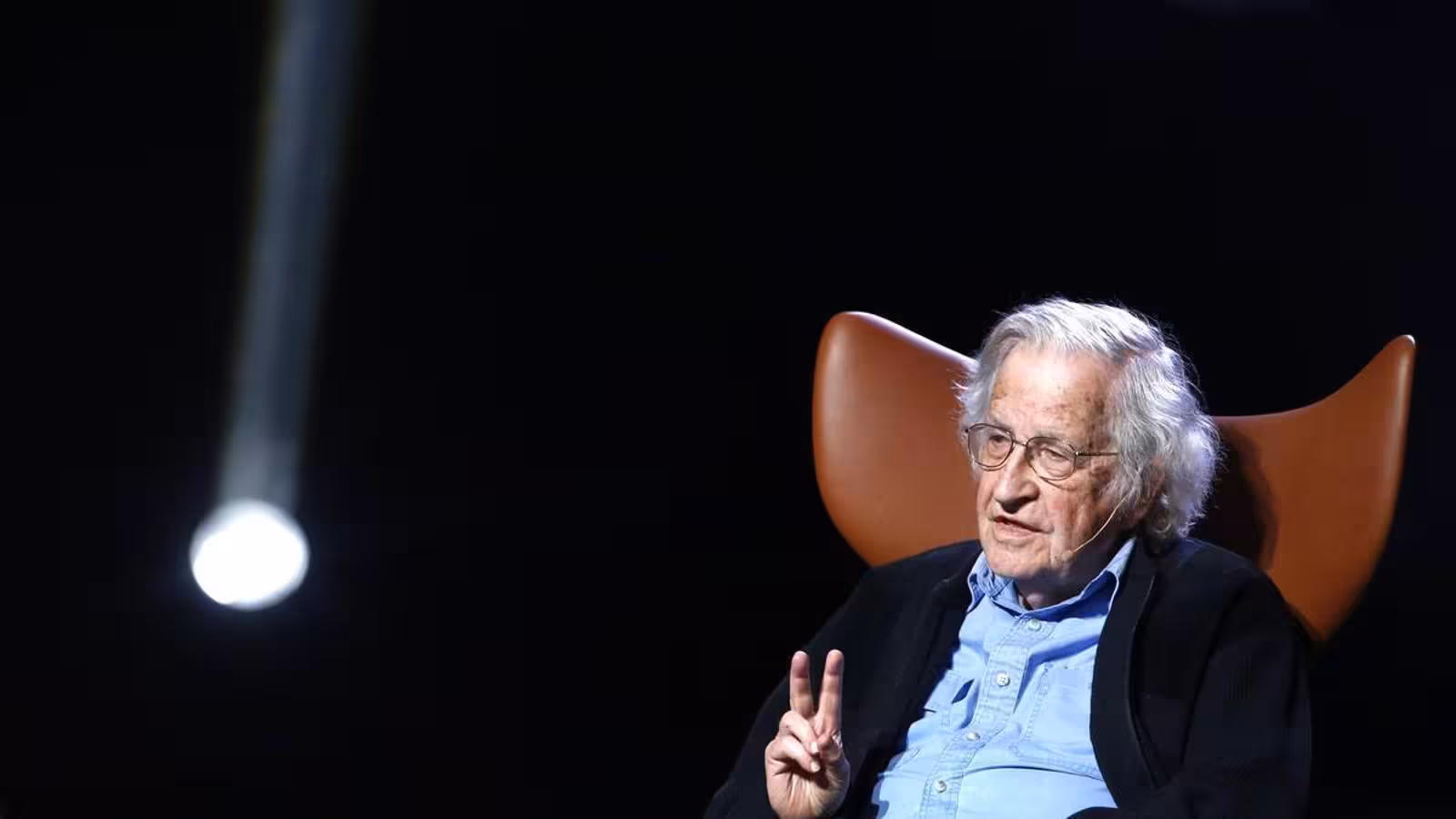 Paradójico: Noam Chomsky, el crítico acérrimo de los medios y las fake news, fue víctima de una noticia falsa sobre su muerte