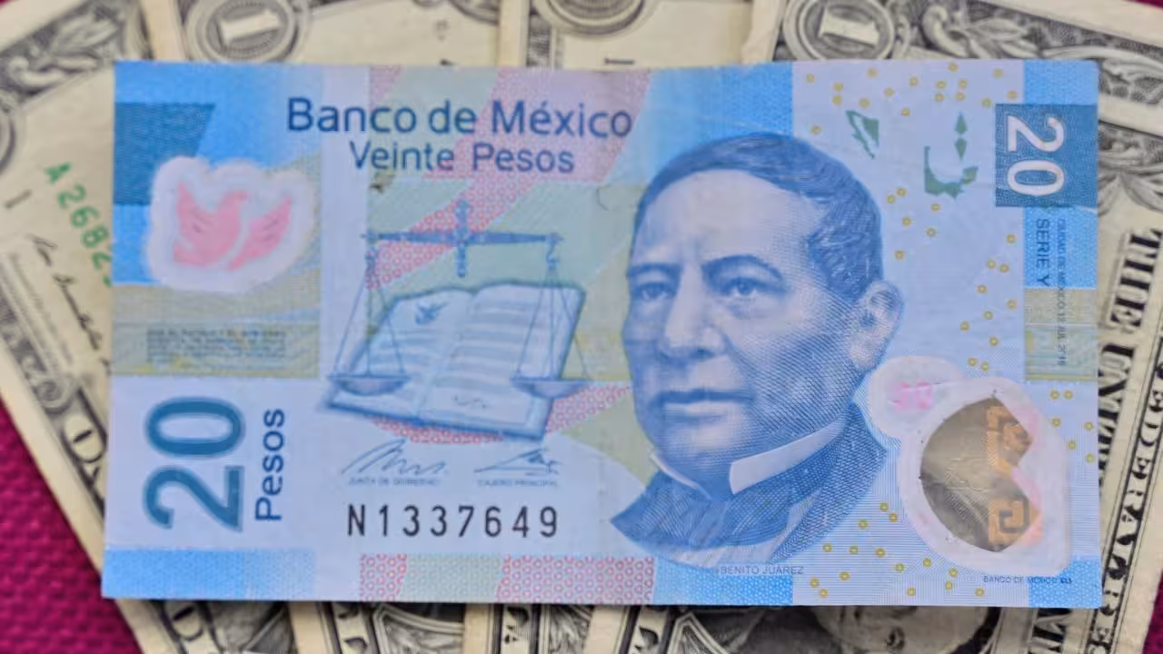 Peso mexicano se fortalece y se cotiza en 18.22 por dólar