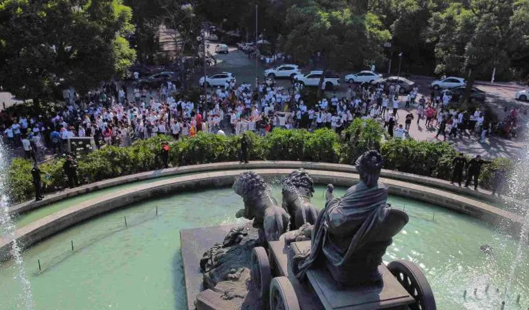 Aficionados del Real Madrid celebran el título de la Champions en CDMX