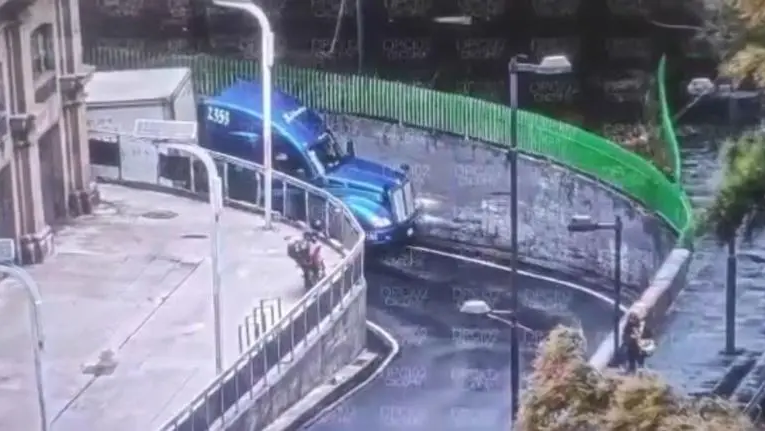 Tráiler queda atorado en bajo puente de Fray Servando, en la Cuauhtémoc