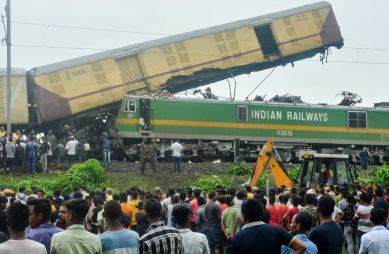 Al menos ocho muertos en un choque de trenes en el este de India