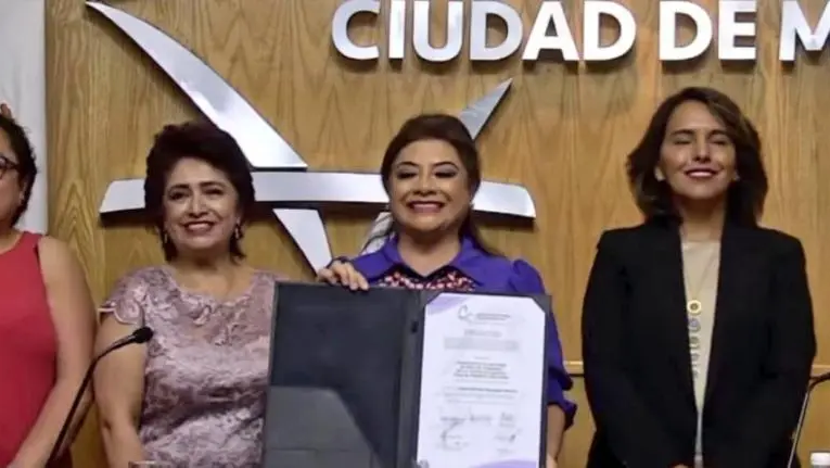 Clara Brugada recibe constancia de mayoría como Jefa de Gobierno de la CDMX