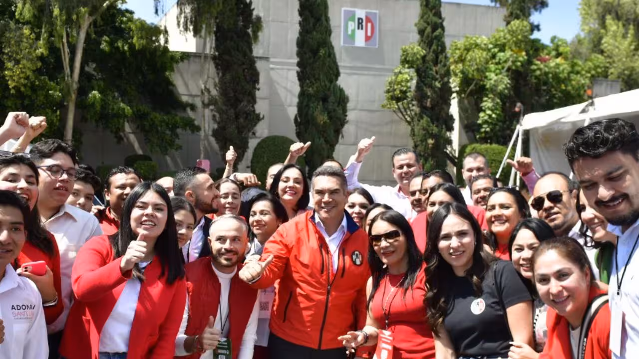 “Alito” Moreno asegura su reelección al frente del PRI entre manos alzadas y portazos