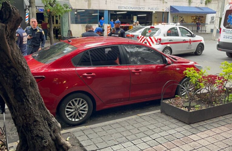 Balean a tripulantes de vehículo en calles de la colonia Anzures