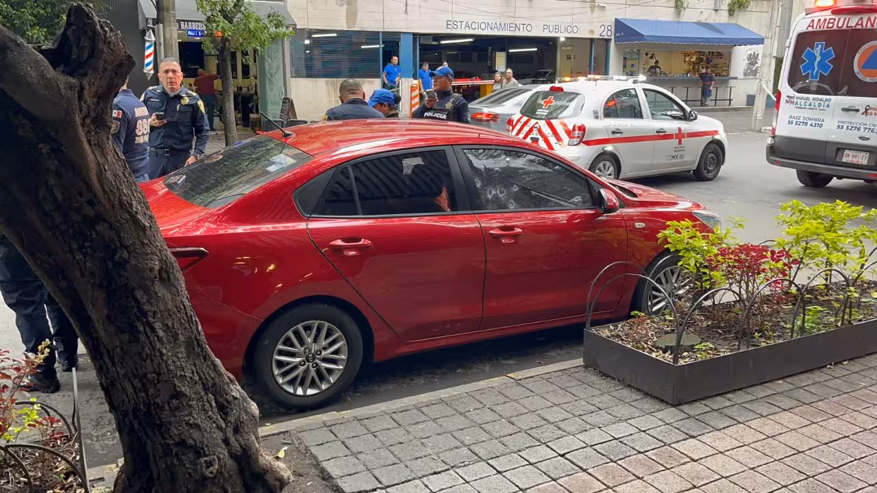 Balean a tripulantes de vehículo en calles de la colonia Anzures