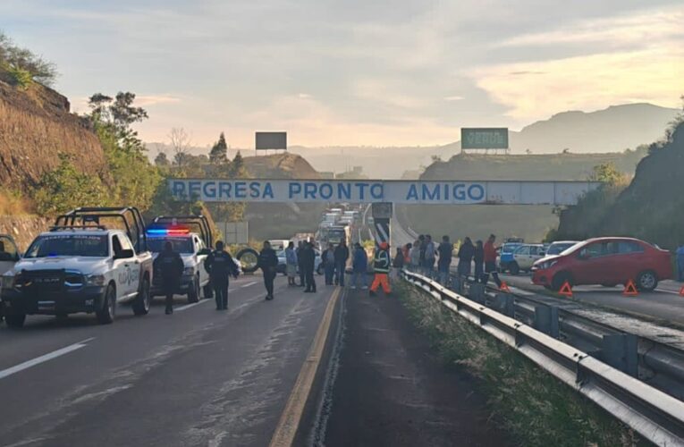 Caos por bloqueos de taxistas en autopista hacia Atlixco