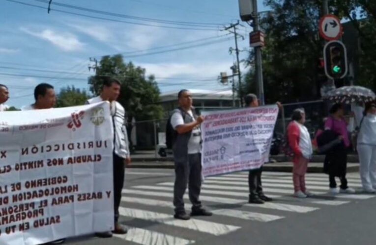 Trabajadores de Salud bloquean Revolución y Barranca del Muerto por falta de pagos