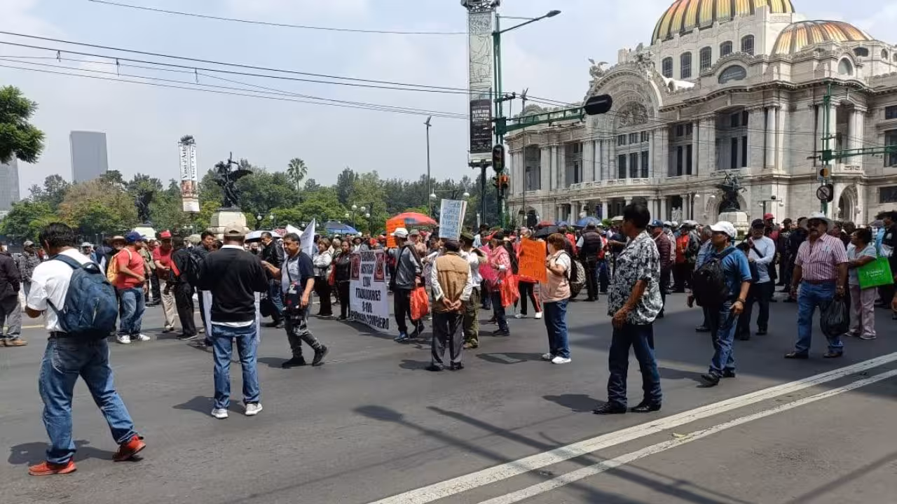 Manifestantes bloquean Eje Central y Av. Juárez