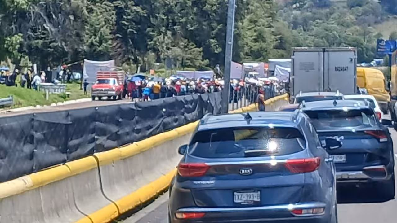 Ejidatarios de Tlahuapan bloquean la México-Puebla por falta de indemnización