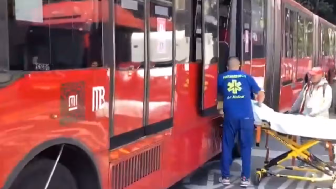 Motociclista provoca que Metrobús frene de golpe sobre Insurgentes; hay 12 heridos