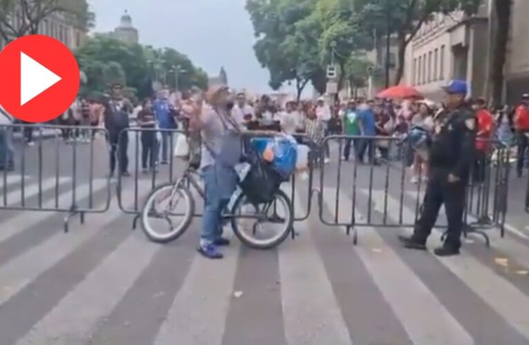 Vendedor de tacos de canasta agredió con salsa y taquitos a un policía en el Zócalo