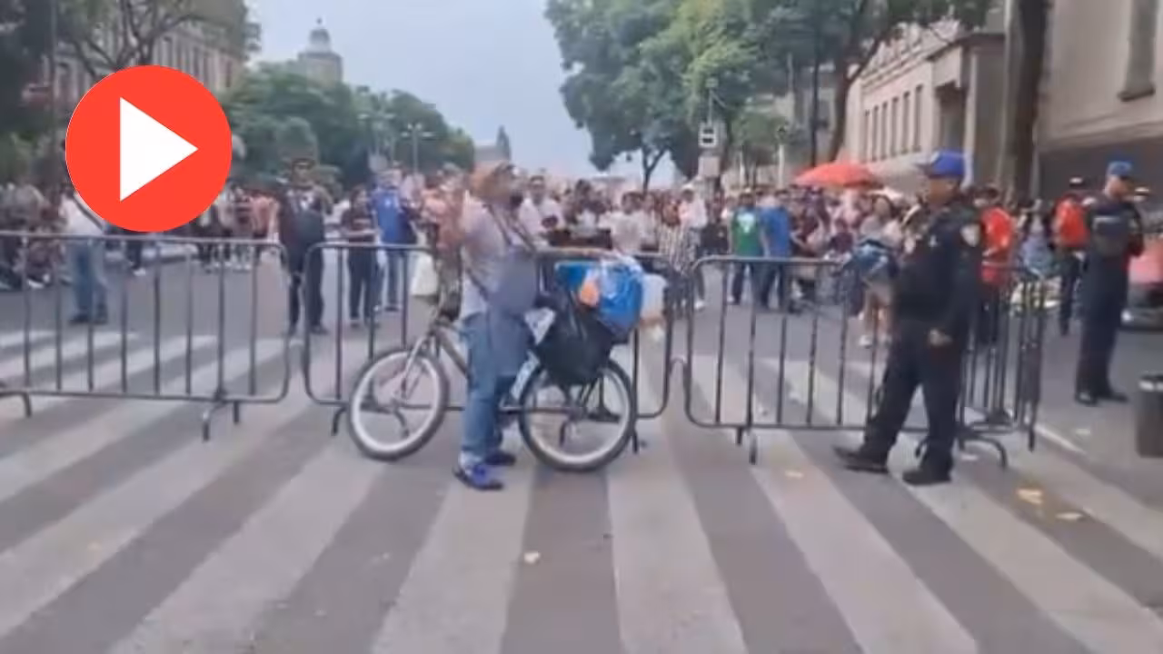 Vendedor de tacos de canasta agredió con salsa y taquitos a un policía en el Zócalo