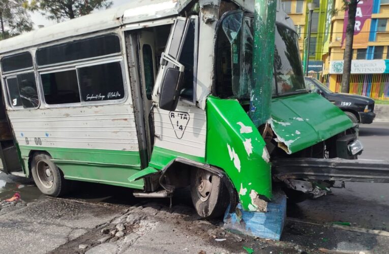 Microbús choca contra poste de luz en Ermita Iztapalapa; varios lesionados