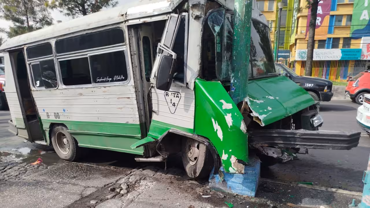 Microbús choca contra poste de luz en Ermita Iztapalapa; varios lesionados