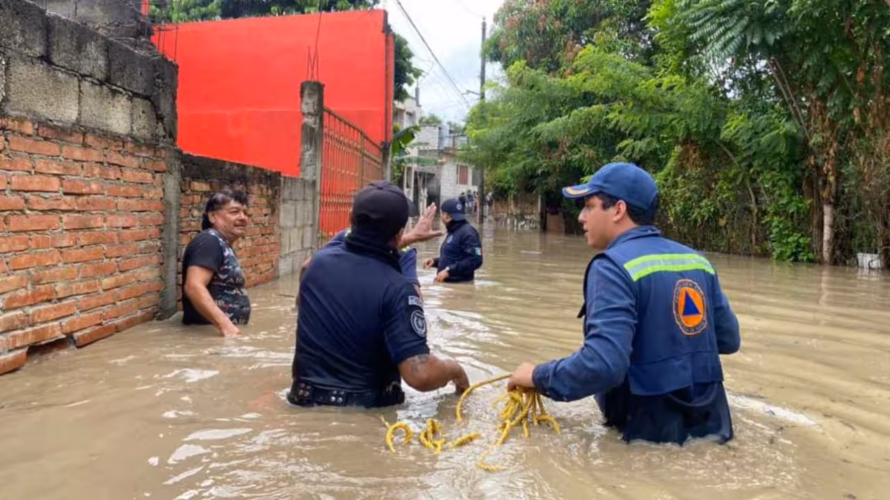 Por desbordamiento de Río Cazones, evacuan zona en Poza Rica