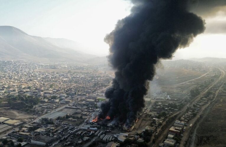 Incendio arrasa con tres naves industriales en Tijuana