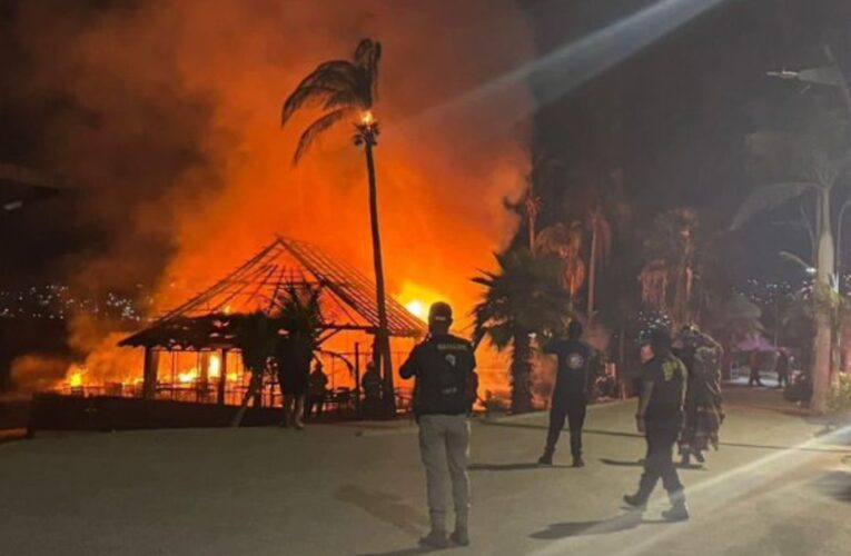 Incendio en playa Papagayo de Acapulco consume tres restaurantes