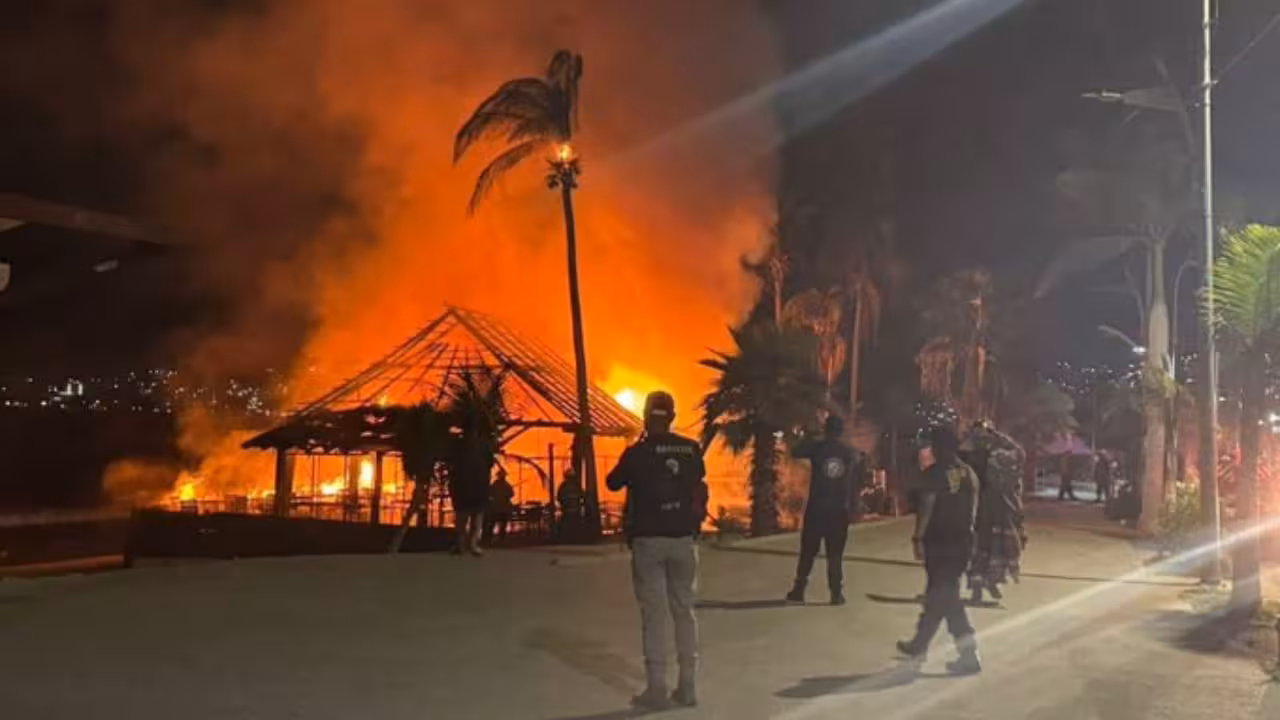 Incendio en playa Papagayo de Acapulco consume tres restaurantes