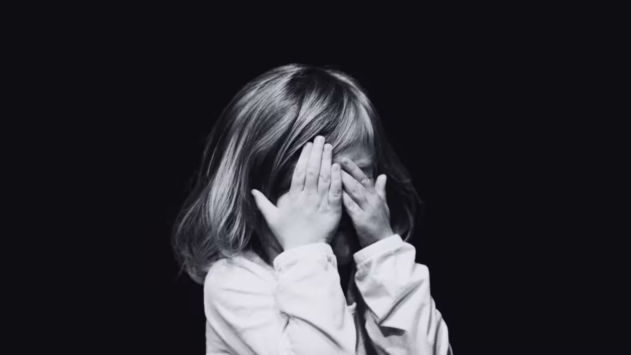 Madre abandona a sus hijos de 1 y 3 años en su casa para irse de vacaciones