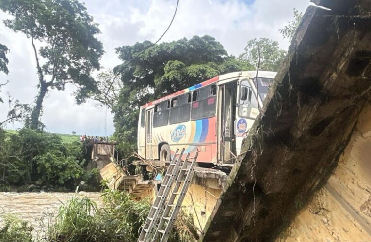 Colapso de puente en Omealca, Veracruz, deja un muerto y varios heridos