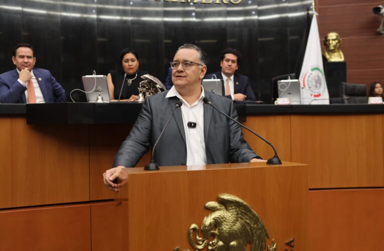 Senador Gabriel García denuncia transferencias de fondos públicos a Carlos Loret de Mola