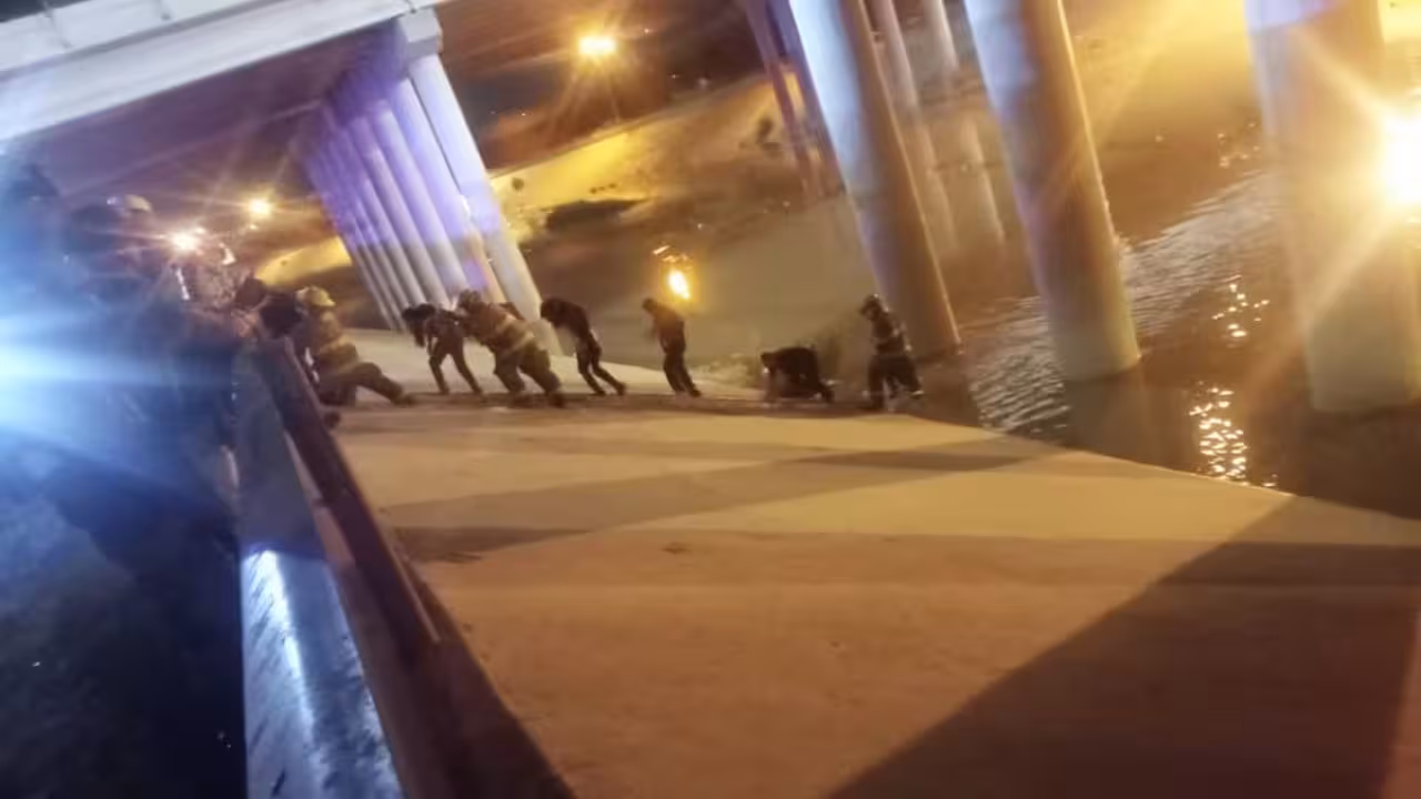 Rescatan a 9 migrantes que quedaron varados en el Río Bravo