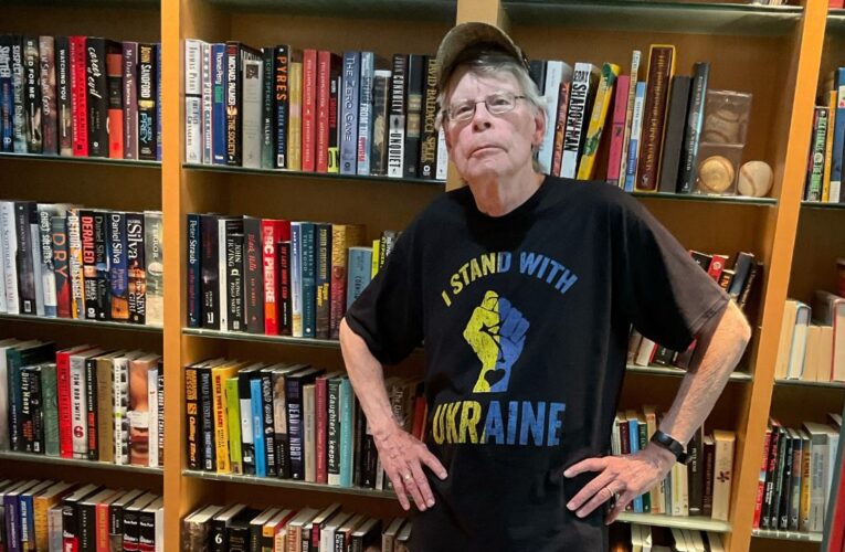 Stephen King pide a Biden no buscar la reelección