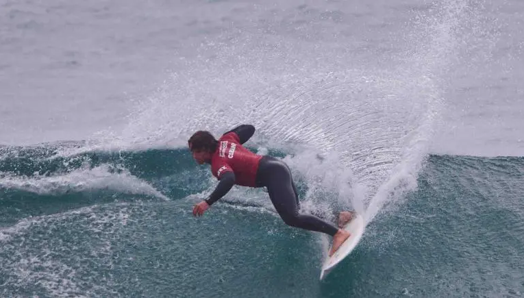 El mexicano Alan Cleland avanza a la segunda ronda en el surf olímpico