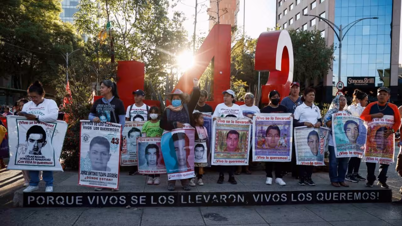 AMLO revela agenda de Sheinbaum: se reunirá con padres de normalistas de Ayotzinapa
