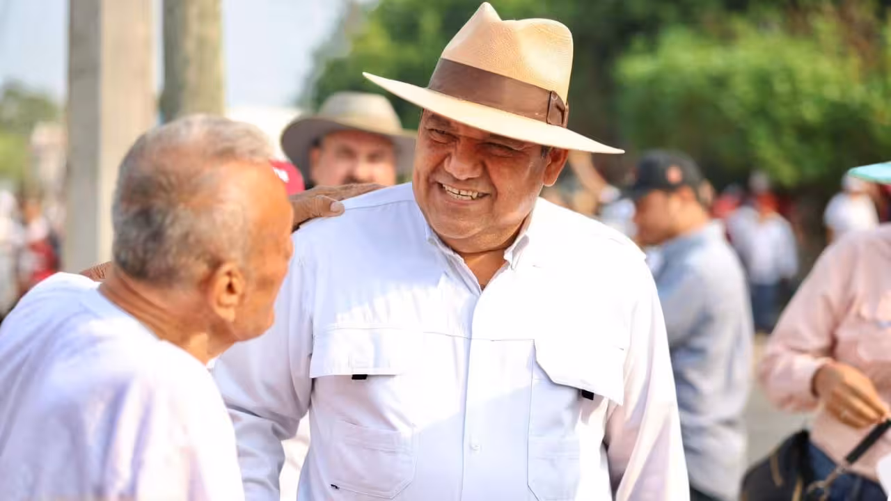 AMLO respalda a Javier May pese denuncias de su gabinete en Tabasco