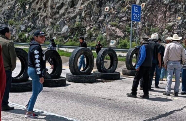 Ejidatarios llevan 57 horas de bloqueo en Arco Norte; amenazan con detonar puente