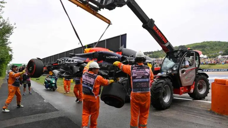 ‘Checo’ Pérez se estrelló contra el muro y provocó una bandera roja en la Q1 de Hungría