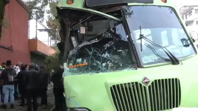 Microbús choca contra árbol en Calzada de las Águilas por supuestamente jugar ‘carreritas’