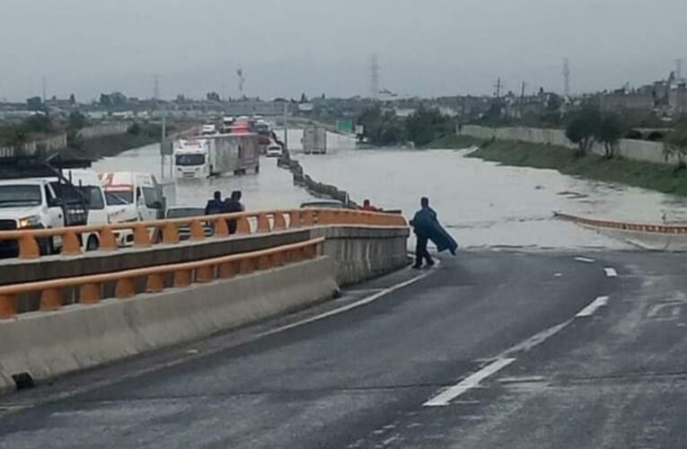 Lluvia afecta varios puntos del Circuito Exterior Mexiquense