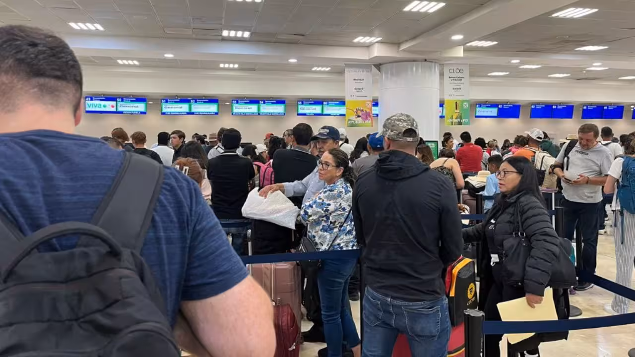 Caos en aeropuertos de México por fallo en sistemas de Microsoft