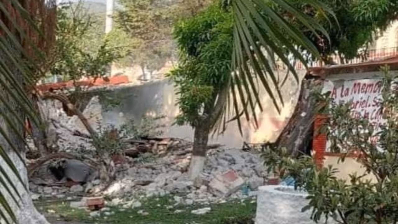 Explota tanque de gas en la Normal de Ayotzinapa; un muerto